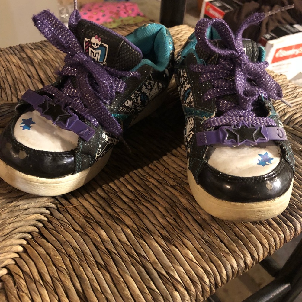 Monster high light up size 1